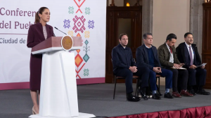 Sheinbaum descarta rehacer los libros de texto tras la salida de Arriaga