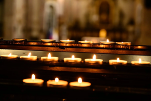 Católicos nigerianos lloran la muerte de un sacerdote asesinado en una emboscada en la carretera